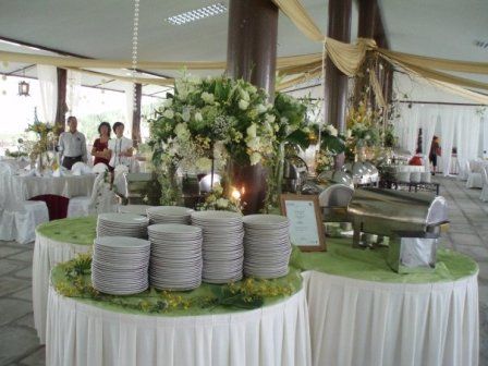 Easy Wedding Buffet Ideas | 20k budget is enough to pull a wedding in style Wedding Buffet Decoration, Buffet Table Wedding Receptions, Wedding Buffet Table, Reception Buffet, Buffet Wedding Reception, Buffet Set Up, Decoration Buffet, Romantic Wedding Receptions, Buffet Decor