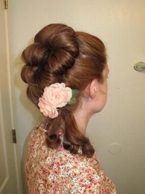 Beautiful updo 18th Century Hairstyles, 1910 Hair, 18th Century Hair, Historical Hairstyles, 18th Century Costume, Victorian Hairstyles, Flowers In Her Hair, 18th Century Fashion, Bandana Hairstyles