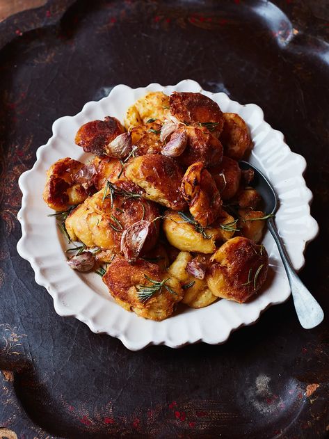 Roasted potatoes recipe | Jamie Oliver recipes Seasoned Roasted Potatoes, Vegetarian Christmas Dinner, Turkey Gravy From Drippings, Cheese Turkey, Best Roast Potatoes, Perfect Roast Potatoes, Turkey Gravy Recipe, Vegetarian Christmas, Perfect Roast