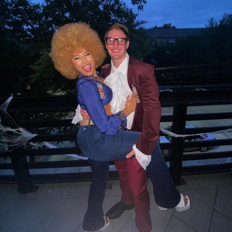 Foxy Brown Austin Powers Costume, Austin Powers And Foxy Cleopatra, Austin Powers Costume Couple, Afro Costume Halloween, Foxxy Cleopatra, Foxy Cleopatra, Foxy Costume, Austin Powers Costume, Cleopatra Halloween Costume