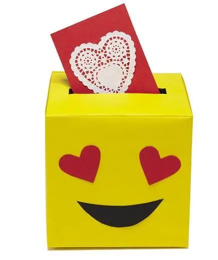 emoji valentine box Valentine Emoji, Valentine's Boxes, Girls Valentines Boxes, Valentine Boxes For School, Diy Valentines Box, Kids Valentine Boxes, Valentines Idea, Oatmeal Container, Valentine Kids