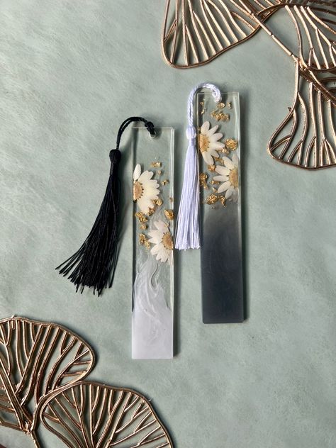 Resin Bookmarks Ideas, Resin Bookmark Ideas, Epoxy Bookmark, Pressed Daisies, Diy Resin Coasters, Diy Resin Gifts, Resin Gifts, Resin Bookmarks, Pressed Flower Crafts