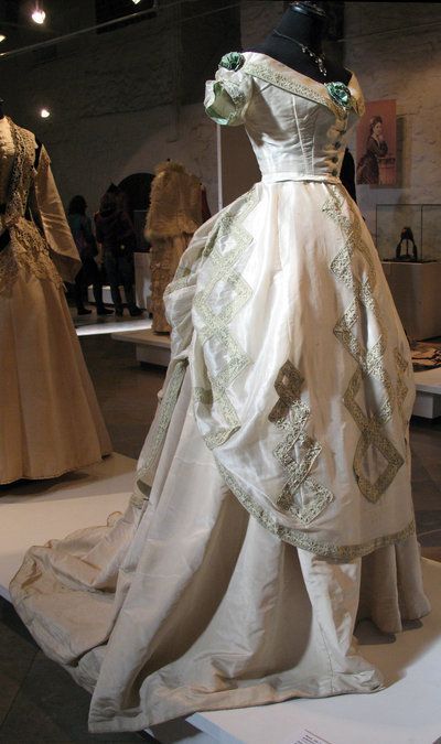 Evening Gown: ca. 1890's. Victorian fashion exhibit, Riga. White Victorian Dress, Istoria Modei, Gaun Abad Pertengahan, Historical Gowns, Diy Costumes Women, White Victorian, Old Dresses, Victorian Clothing, Antique Dress