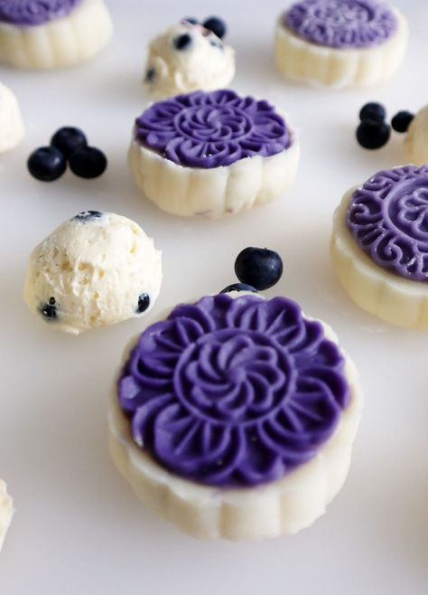 Moon Cake Cookies, Snow Moon Cake, Moon Cake Filling Recipe, Snow Skin Moon Cake Recipe, Snow Skin Moon Cake, Moon Cake Recipe, Malibu Food, Moon Recipes, Blueberry And Cream Cheese