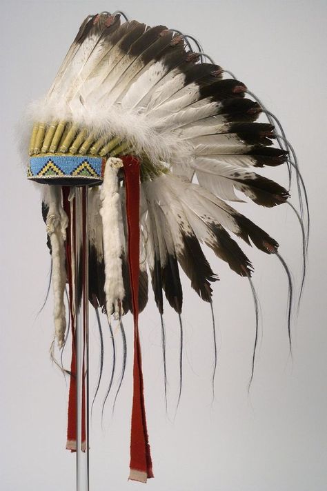 North American Indian eagle feather headdress Native Headdress, Taos Art, Native American Feathers, Native American Tattoos, Eagle Feather, Native American Headdress, Native American Regalia, Native American Images, Native American Pictures