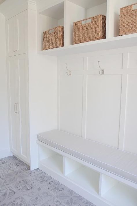 @JSHOMEDESIGN- Mudroom with built-in cabinets, bench seat with custom made cushion seat, restoration hardware hooks, patterned tiles Modern Farmhouse Mudroom, Organiser Son Dressing, Vstupná Hala, Farmhouse Mudroom, Mud Room Entry, Storage Bench Seating, Mudroom Entryway, Mudroom Decor, Mudroom Laundry Room