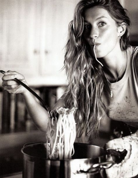 Gisele Caroline Bündchen, Eating Spaghetti, Estelle Lefébure, Oh My Goddess, Natalia Vodianova, Lily Aldridge, Gisele Bündchen, Gisele Bundchen, People Eating