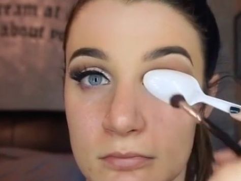 Turns out, a spoon is the secret hack to getting a perfect smoky eye Makeup Eyeshadow Brown Eyes, Cut Crease Eye, Eyeshadow Tips, Eyeshadow For Blue Eyes, Makeup 101, Make Up Tools, Eye Liner Tricks, Brows On Fleek, How To Apply Eyeliner