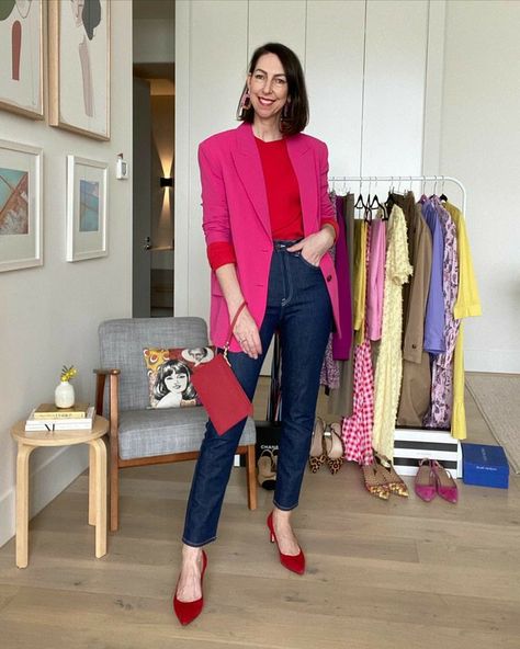 Hot Pink Blazer Outfit Winter, Fuscia Blazer Outfit, Blazer Pink Look, Magenta Shirt Outfit, Hot Pink Blazer Outfit, Pink And Red Outfit, Pink Heels Outfit, Red Outfit Ideas, Pink Blazer Outfit