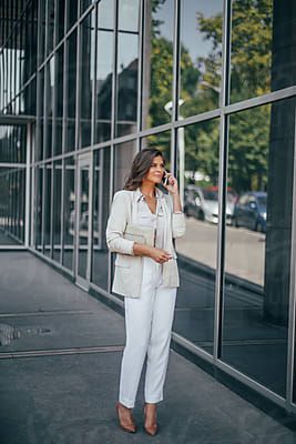 Businesswoman Photoshoot, Professional Profile Pictures, A Business Woman, Professional Headshots Women, Walking Outdoors, Headshots Women, Business Pictures, Corporate Portrait, Beautiful Brunette