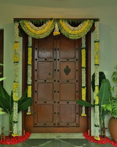 Main Door Decoration For Wedding, Main Door Flower Decoration, Main Door Design Entrance Flower Decoration, Main Door Garlands Indian, Main Door Flower Decoration Indian, Pelli Door Decoration, Flower Decoration For House Warming Indian, Door Flower Decoration Indian, Entrance Door Flower Decoration Indian