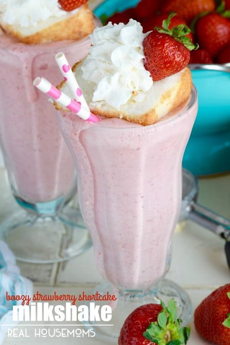 This BOOZY STRAWBERRY SHORTCAKE MILKSHAKE is EPIC!! Strawberries, Cake Vodka, and ACTUAL cake topped with more cake, whipped cream, and a strawberry! You can have your cake and drink it too! #Realhousemoms #BBQ #Summertime Boozy Strawberry Milkshake, Kids Milkshake, Cake Whipped Cream, Nutella Milkshake, Malt Milkshake, Beautiful Drinks, Strawberries Cake, Cake Vodka, Milkshake Recipe Chocolate