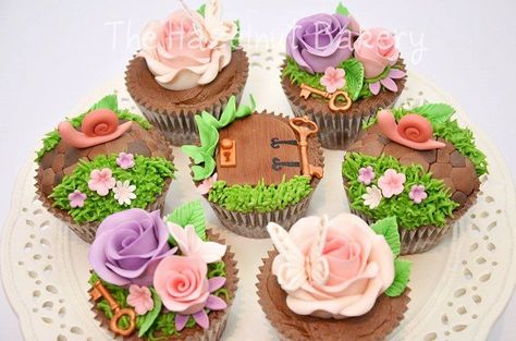 secret garden cupcakes by The Hazelnut Bakery Garden Wedding Cakes, Garden Party Cakes, Fairy Garden Cake, Garden Cupcakes, Fairy Cupcakes, Garden Wedding Cake, Secret Party, Cupcake Wars, Fairy Garden Party