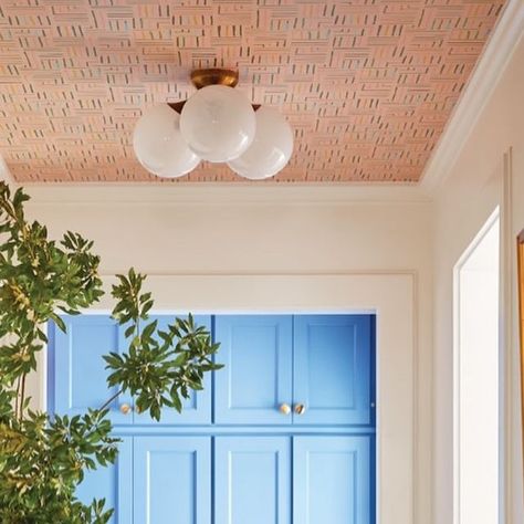 House of Harris on Instagram: "Friday afternoon of a long weekend — things are looking 🆙   Milledge peach on the ceiling of this beautiful hallway by @kinlochinteriors as seen in @hddmagazine_clt — happy Friday!" Peach Hallway, Peach Interior Design, Peach Ceiling, Peach Interior, Inspired Interiors, Friday Afternoon, The Ceiling, Long Weekend, Interior Spaces