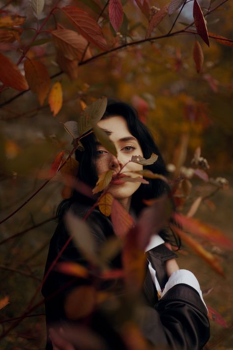 Beauty Of Life Photography, Autumn Photography Idea, Autumn Fall Photoshoot, Autumn Women Photography, Autumn Shoot Ideas, Fall Photoshoot Creative, Autumn Leaves Photoshoot, Fall Pictures Women, Fall Inspo Photos