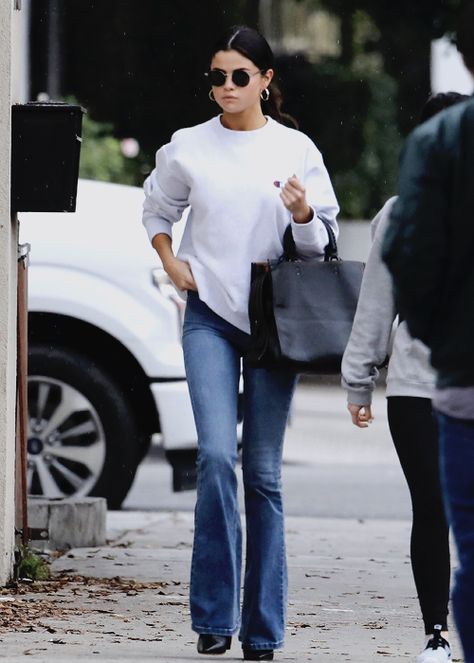 Selena Gomez Street Style, Selena Gomez Outfits, Selena Gomez Style, Boating Outfit, Mode Jeans, Stil Inspiration, Trik Fotografi, Ținută Casual, Modieuze Outfits