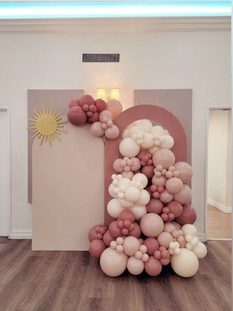 Babyshower, Boho babyshower, it’s a girl, Sunshine, Balloons, Balloon decor, Balloon setups. Wood Backdrop With Balloons, Sunshine Backdrop, Open Arch Backdrop, Shine Theme, Wood Backdrops, Babyshower Decor, Arch Balloon, Decor Backdrop, Backdrop Decor