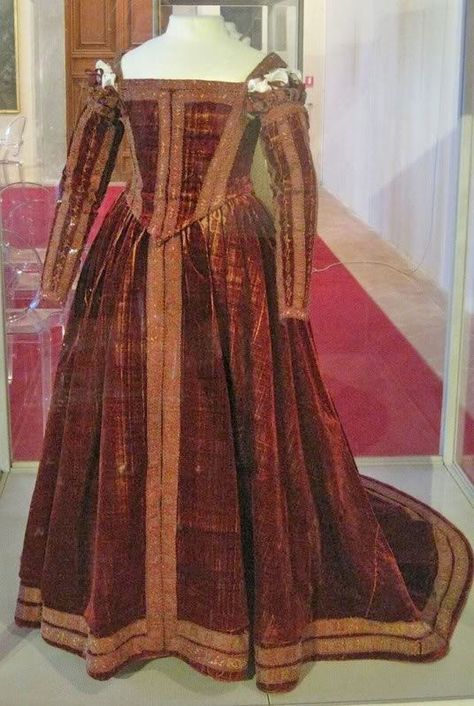 ca. 1560 Italy, Florence. Red Dress of Pisa. Currently in the Museo di Palazzo Reale, Pisa. Believed to be from 1560, this is called the “Red Dress of Pisa.” It is a Florentine gown from the sixteenth century - it was found on a wooden effigy at San Matteo. It is housed at the Palazzo Reale di Pisa (Museum Nazionale). It is made of red velvet with gold couched trim. Patron Costume, 16th Century Dress, 16th Century Clothing, Italian Dresses, Elizabethan Fashion, 16th Century Fashion, Century Dress, Italian Dress, Period Outfit