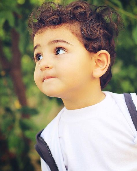 Little boy curly messy hair Toddler Boy Curly Haircuts, Boys Curly Haircuts Kids, Curly Hair Baby Boy, Baby Boy First Haircut, Boys Long Hairstyles Kids, Boys First Haircut, Toddler Curly Hair, Boys Haircuts Curly Hair, Boys Curly Haircuts