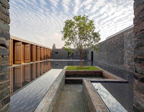 neri hu game changer Neri And Hu, Chinese Courtyard, Neri Hu, Woodworking Business, Art Chinois, Yangzhou, Building Roof, Landscape Elements, Courtyard House