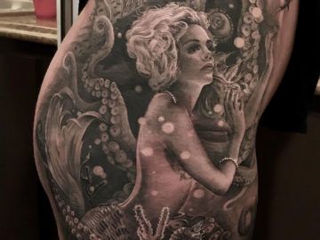 Mermaid Hip Pirate Mermaid Tattoo, Shipwreck Tattoo, Sunken Ship Tattoo, Mermaid Sleeve Tattoos, Thigh Tattoo Ideas, Underwater Tattoo, Octopus Tattoo Sleeve, Mermaid Underwater, Tattoo Ideas Inspiration