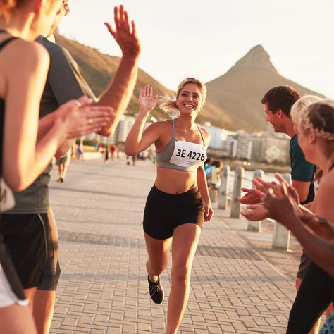 This Is What It Actually Takes to Run a Marathon Marathon Women, Running Magazine, London Marathon, Marathon Training Plan, Marathon Runners, Half Marathon Training, Girl Running, Marathon Running, Running Tips