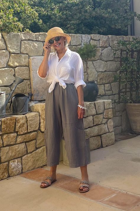 Older Women Beach Outfits, Beach Outfit For Older Women Over 50, Outfits For Older Women, Mama Outfits, Women Beach Outfits, Outfits For Women Over 50, Travel Clothes, Outfit Primavera, Older Women Fashion