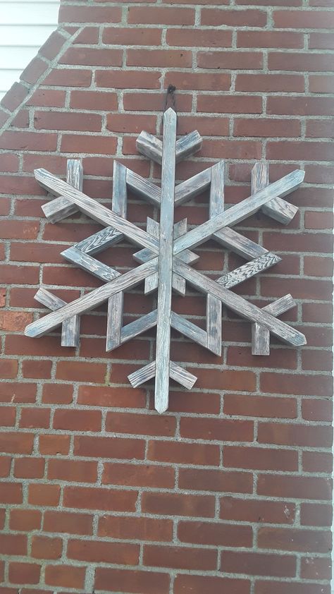 3d Wood Snowflake, Outdoor Winter Decor Diy, Diy Wood Snowflakes, Wooden Snowflakes Diy, Outdoor Winter Decor, Snowflake Diy, Pallet Wood Christmas, Wood Snowflake, Snowflake Patterns