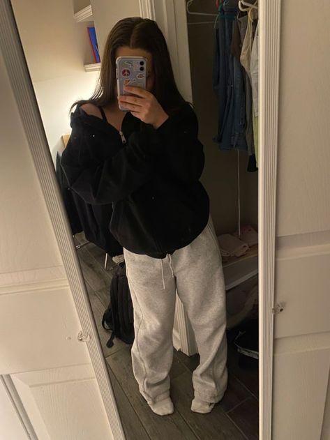 How To Style Gray Sweatpants, Sweatpants And Hoodie Outfit, Grey Sweats Outfit, Outfit Ideas Sweatpants, Grey Sweatpants Outfit, Sweatpants Outfit For School, Black Hoodie Outfit, Gray Sweatpants Outfit, Comfy School Outfits