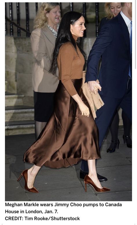 Velvet Skirt Outfit, Brown Dresses Outfit, All Brown Outfit, Brown Skirt Outfit, Silk Skirt Outfit, Velvet Suit Design, Brown Midi Skirt, Meghan Markle Outfits, Satin Skirt Outfit