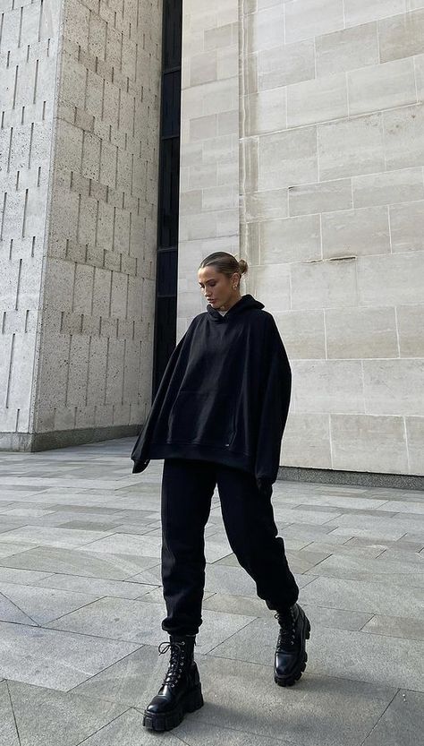 Black Sweatpants Outfit Winter, All Black Comfy Outfit, Boots Sweatpants, All Black Outfit Streetwear, Black Sweatpants Outfits, What To Wear With Black Sweatpants, All Black Streetwear, Outfit Jogging, Black Hoodie Outfit