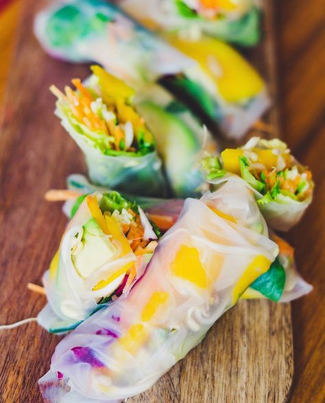 Unicorn summer rolls by  Klara (@klaraslife) Vegetarian Spring Rolls, Homemade Peanut Sauce, Summer Appetizers Easy, Meatless Dishes, Fresh Spring Rolls, Light Food, Fresh Lobster, Easy Summer Dinners, Spring Roll Recipe