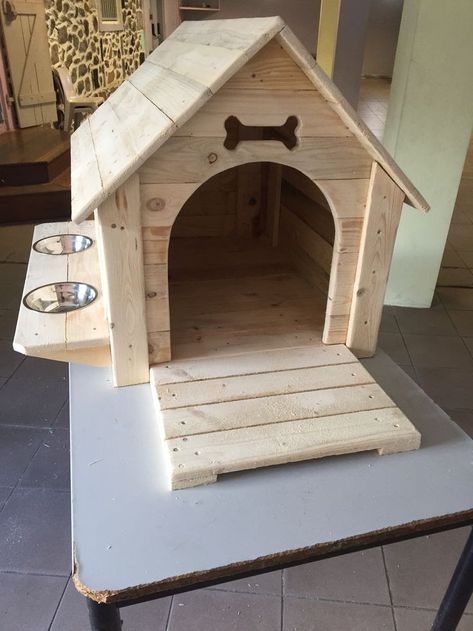 Dog House Diy Outdoor, Easy Dog House, Pallet Dog House, Small Easy Woodworking Projects, Wood Dog House, Wooden Cat House, Wooden Dog House, Dog House Plans, Outdoor Dog House