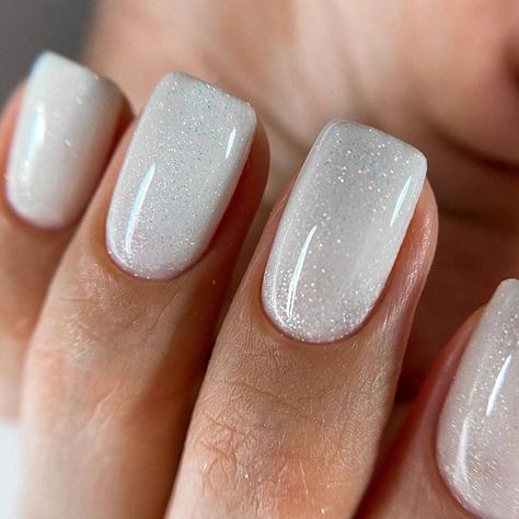 Dip Nail Ideas Sparkle, White Shimmer Gel Nails, Wedding Nails Winter, White Dip Nail Ideas, Bachelorette Party Nail Ideas, White Dipped Nails Ideas, Dip Nails Wedding, Sparkle Nails White, White Glitter Dip Nails