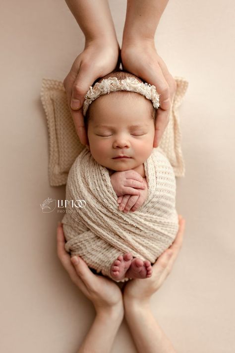 Baby Photoshoot Born Baby Photos, Newborn Photo Pose, Diy Newborn Photography, Foto Newborn, Baby Pictures Newborn, Newborn Family Photos, Newborn Photography Poses, Newborn Studio, Newborn Baby Photoshoot