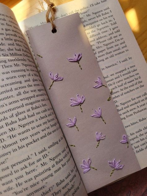 Embroidery Business Cards Ideas, Bookmarks Handmade Embroidery, Diy Bookmarks Embroidery, Paper Embroidery Bookmarks, Embroidered Bookmark Pattern, Bookmark Embroidery Patterns, Embroidery Bookmark Ideas, Handmade Bookmarks Diy Ideas, Embroider Bookmark