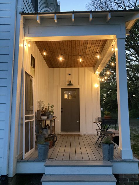 Porch String Lights, Bungalow Porch, Farmhouse Backyard, Cottage Porch, Urban Farmhouse, Summer Porch, Farmhouse Inspiration, Farmhouse Porch, Porch Lighting