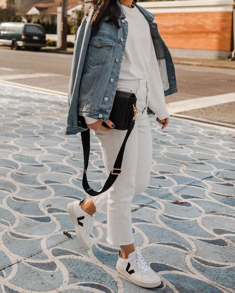 Veja Sneakers Outfit, Leather Sneakers Outfit, Zapatillas Veja, Sneakers Veja, Casual Chique Stijl, Sneakers Outfit Casual, Trainers Outfit, Sneaker Outfits Women, Seattle Fashion