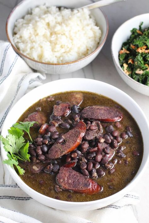 Brazilian Beans Recipe, Brazilian Rice, Brazilian Beans, Feijoada Recipe, Brazil Food, Bacon Dishes, Dried Black Beans, Corn Casserole Recipe, Pork Stew