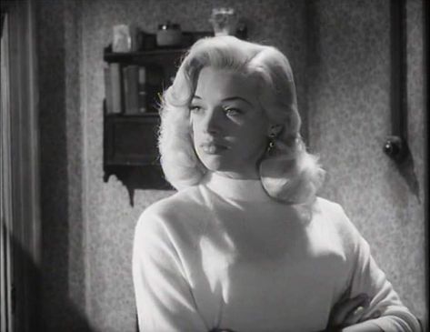 Diana Dors in Gordon Parry's Tread Softly Stranger (1958) Adut Akech, Diana Dors, Vintage Hollywood Glamour, Runway Fashion Couture, Mob Wife, Classic Actresses, Old Hollywood Glamour, Pose Reference Photo, Famous Women