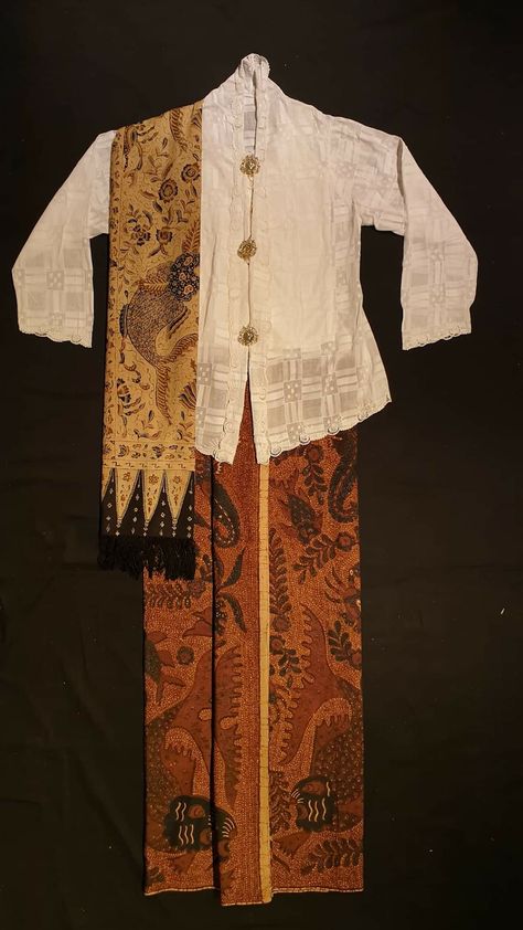 Batik Dress Modern, Dress Kebaya, Batik Kebaya, Batik Fashion, Batik Dress, Traditional Fashion, Elegant Outfit, Traditional Dresses, Traditional Outfits