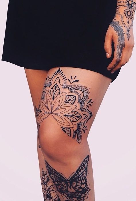 50 of the Most Beautiful Mandala Tattoo Designs for Your Body & Soul -  awesome half mandala above the knee © tattoo artist • Anaïs Chabane • Los Angeles • @anais_chabane 💝💝💝💝💝 Traditional Mandala Tattoo, Back Of Thigh Tattoo, Mandala Tattoo Designs, Muster Tattoos, Beautiful Mandala, Leg Tattoos Women, Mandala Tattoo Design, Knee Tattoo, Diy Tattoo