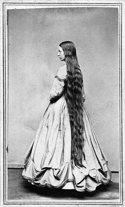 38 Photos That Prove Victorian Women Never Cut Their Hair 1800s Hairstyles, Vintage Hairstyles For Long Hair, Weird Vintage, Rare Historical Photos, Victorian Hairstyles, Super Long Hair, Victorian Women, Very Long Hair, Old Fashion