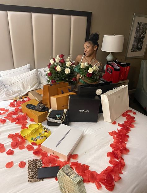 Spoil Her Gifts, Man Spoiling His Woman, Christmas Gifts Black Women, Being Spoiled By A Man, Gifts On Bed, Spoiling Boyfriend Ideas For Him, Black Girls Luxury Lifestyle, Luxury Birthday Gifts, Birthday Goals