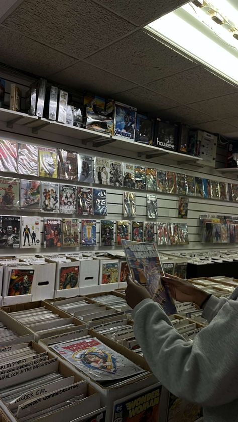 Comic Book Nerd Aesthetic, Old Comic Books Aesthetic, Comic Book Store Photoshoot, Comics Aethstetic, Comic Book Store Aesthetic, Cool Nerd Aesthetic, Comic Artist Aesthetic, Comic Book Aesthetic, Geek Aesthetic