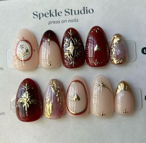 speklestudio Regal Nails Design, Ornamental Nails, Medieval Nails, Victorian Nails, Academia Nails, Dark Academia Nails, Antique Nails, Frame Nails, Ocean Nails