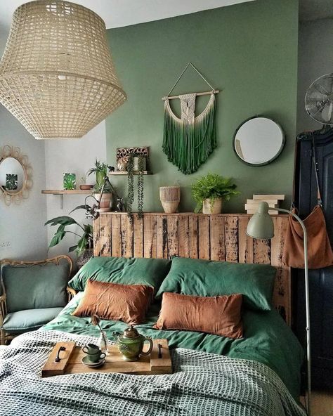 Bohemian Bedrooms, Green Bedroom Decor, Bohemian Bedroom Design, Green Accent Walls, Drawing Room Decor, Earthy Bedroom, Bedroom Wall Colors, Stil Boho, Bohemian Bedroom Decor