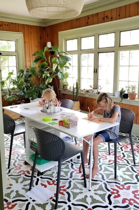 Round Table Homeschool Room, Homeschool Room Table, Sunroom Homeschool Room, Homeschool Sunroom, Homeschool Table Ideas, Small Space Homeschool Room, Homeschool Table, Sunroom Playroom, Homeschooling Room