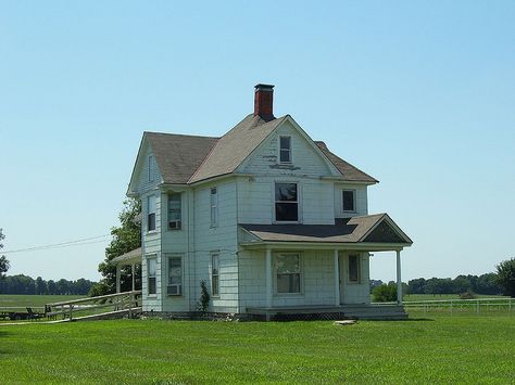 Kansas Farm House - yes- looks just like my grandparents farm house in Western KS. Joanna Gaines Farmhouse, Farmhouse Printables, Fairytale House, Farmhouse Front Porches, Old Mansions, Farmhouse Porch, Farm Houses, Farmhouse Master, Sims Building