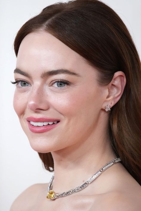 emma stone best oscars jewellery Emma Stone Makeup, Chopard Necklace, Oscar Jewelry, Pale Skin Makeup, Fair Skin Makeup, Bridal Glam, Clear Hair, Tiffany And Co Necklace, Minimalist Makeup